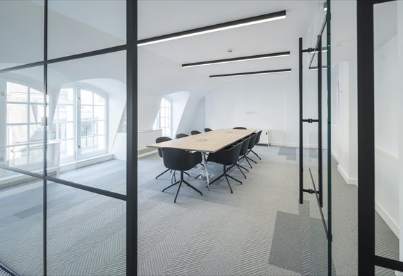8 Lloyds Avenue